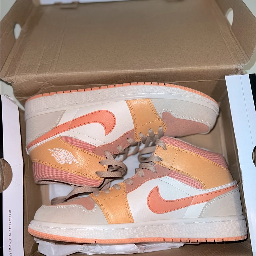 Jordan 1 Mid
Apricot Orange (W) Size 12